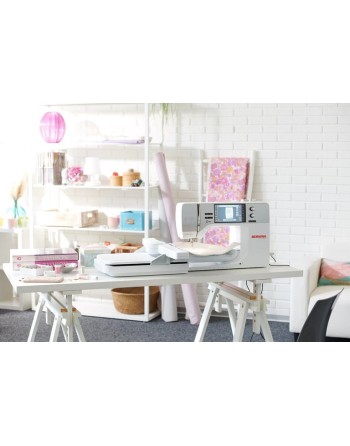 Machine à coudre et à broder Bernina B735 en atelier