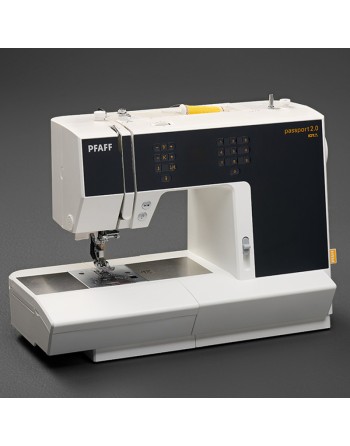Machine à coudre électronique PFAFF Passport 2.0 sur fond gris noir