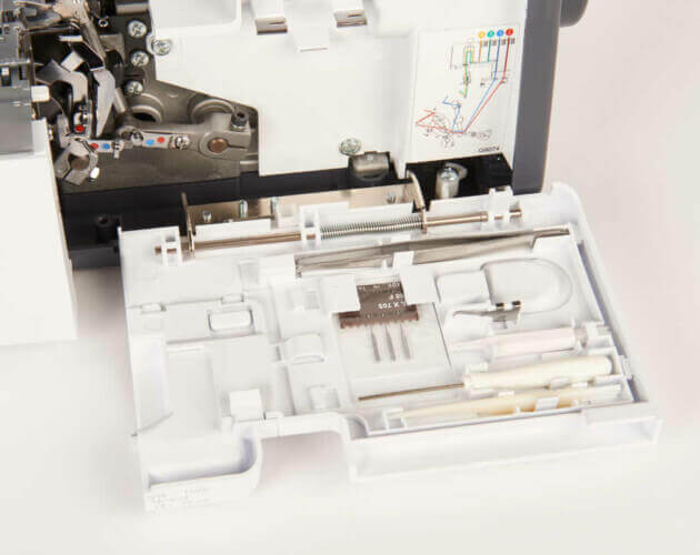 coffre d'accessoires dans le couvercle du boucleur Bernette b44 funlock